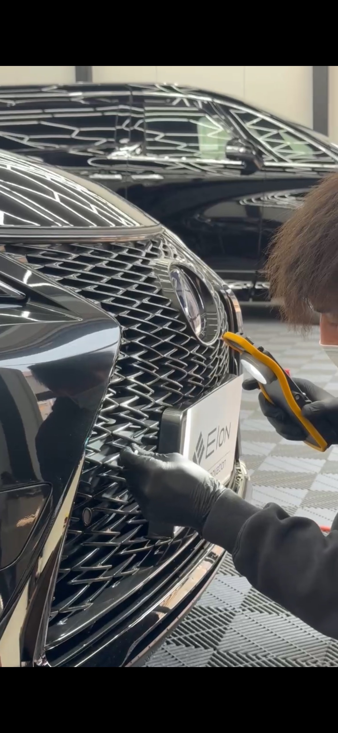 フロントグリルを専用ツールで清掃する様子